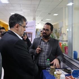بازدید دکتر محمدصادق خیاطیان، رئیس صندوق نوآوری و شکوفایی کشور از محصولات شرکت دانش بنیان فست کوک در نمایشگاه آخرین دستاوردها و محصولات شرکت های مستقر در پارک علم و فناوری دانشگاه فردوسی مشهد