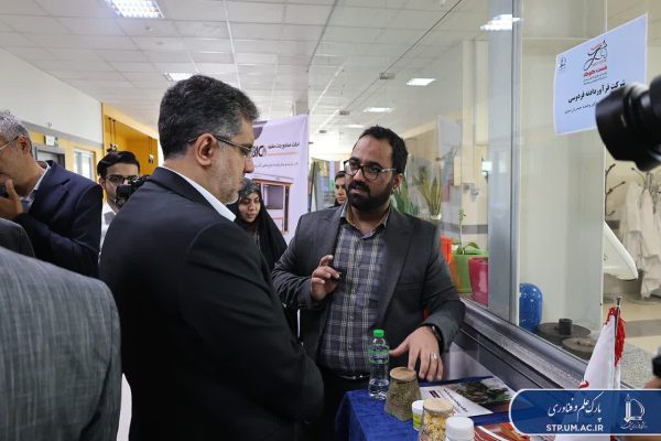 بازدید دکتر محمدصادق خیاطیان، رئیس صندوق نوآوری و شکوفایی کشور از محصولات شرکت دانش بنیان فست کوک در نمایشگاه آخرین دستاوردها و محصولات شرکت های مستقر در پارک علم و فناوری دانشگاه فردوسی مشهد