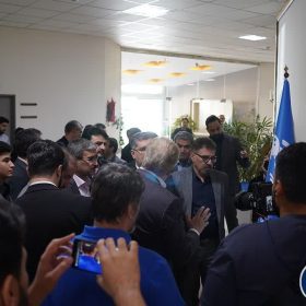 بازدید دکتر محمدصادق خیاطیان، رئیس صندوق نوآوری و شکوفایی کشور از محصولات شرکت دانش بنیان فست کوک در نمایشگاه آخرین دستاوردها و محصولات شرکت های مستقر در پارک علم و فناوری دانشگاه فردوسی مشهد